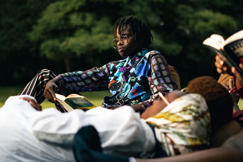 Pagar 1.200 euros para leer en silencio con desconocidos: costosos retiros literarios para superar la adicción al móvil