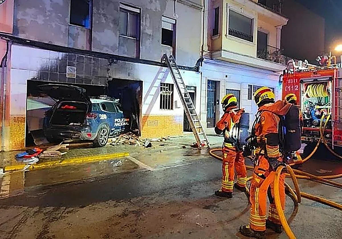 National Police vehicle crashes into a house in Valencia, causing a fire