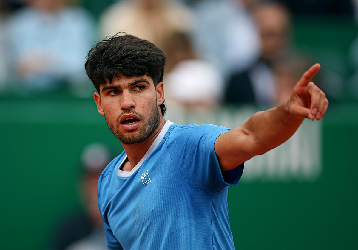 Alcaraz supera unos problemas en el brazo en su debut en Barcelona