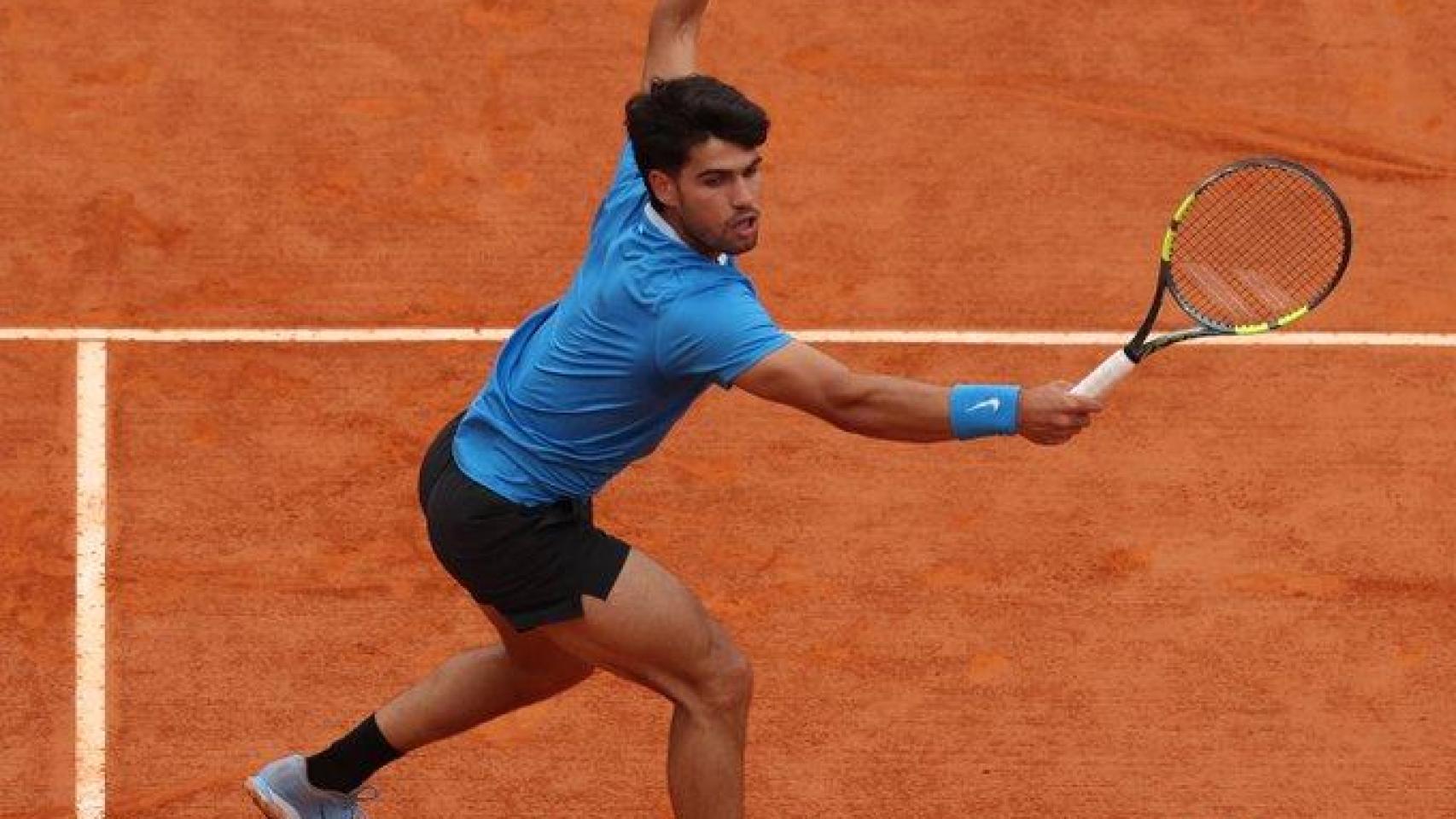 Carlos Alcaraz arranca a medio gas y con molestias en el Conde de Godó al derrotar a Virtanen