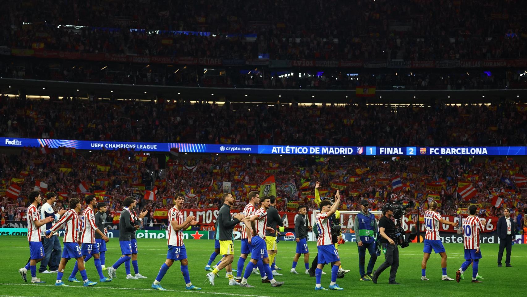 Fiesta total en el Metropolitano: los jugadores del Atlético regresaron de los vestuarios para festejar el pase