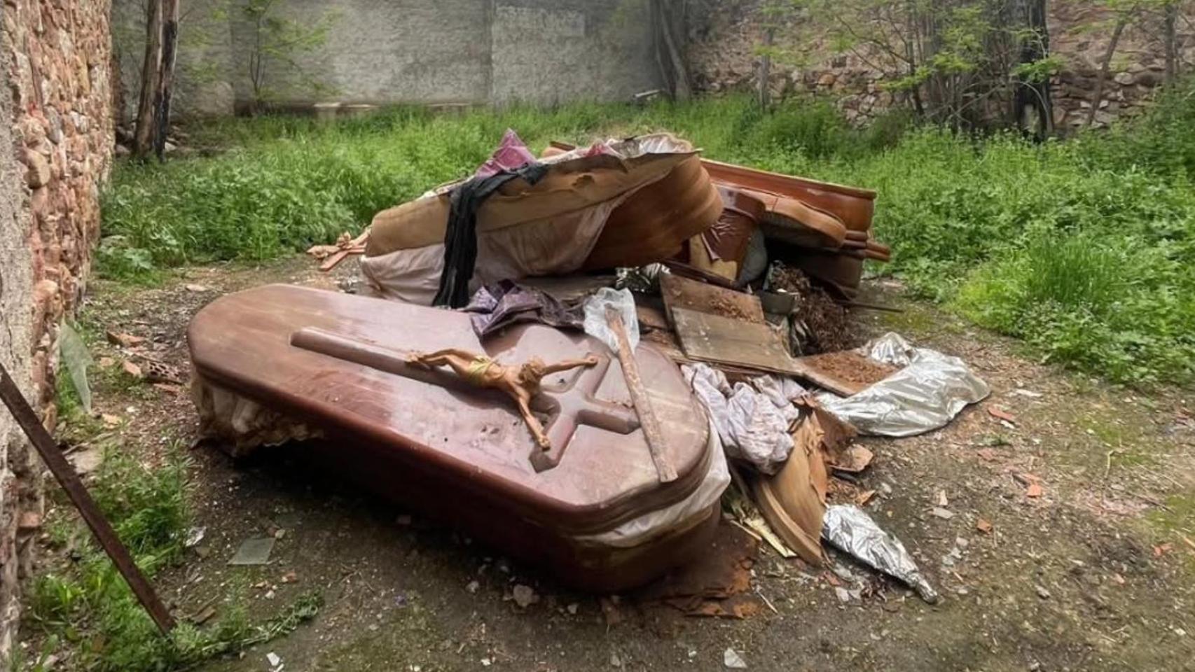 Denuncian la acumulación de féretros y restos funerarios en una zona accesible del cementerio de Puertollano