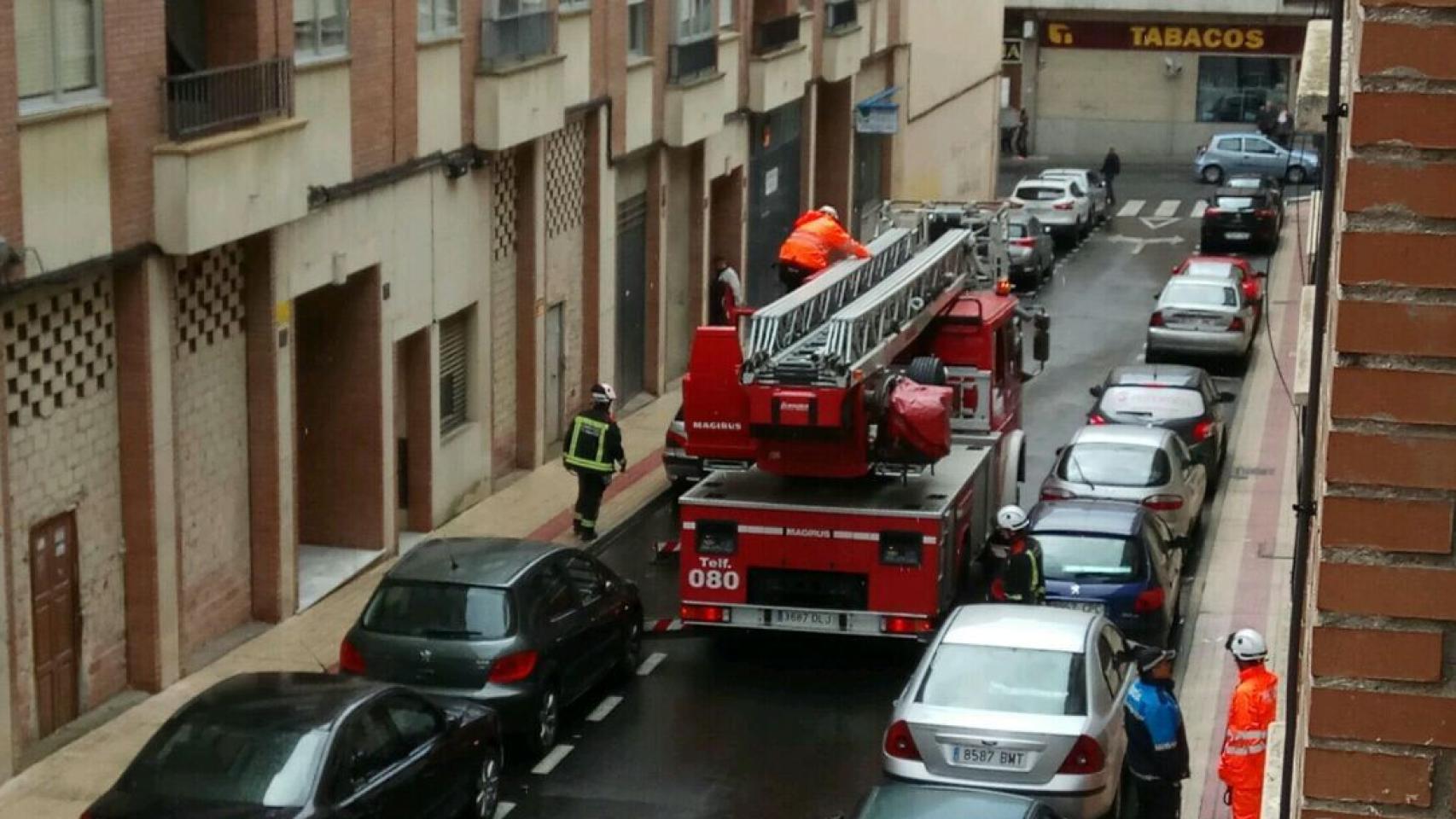 Sofocado por los bomberos un incendio en una vivienda de Salamanca originado por una manta eléctrica