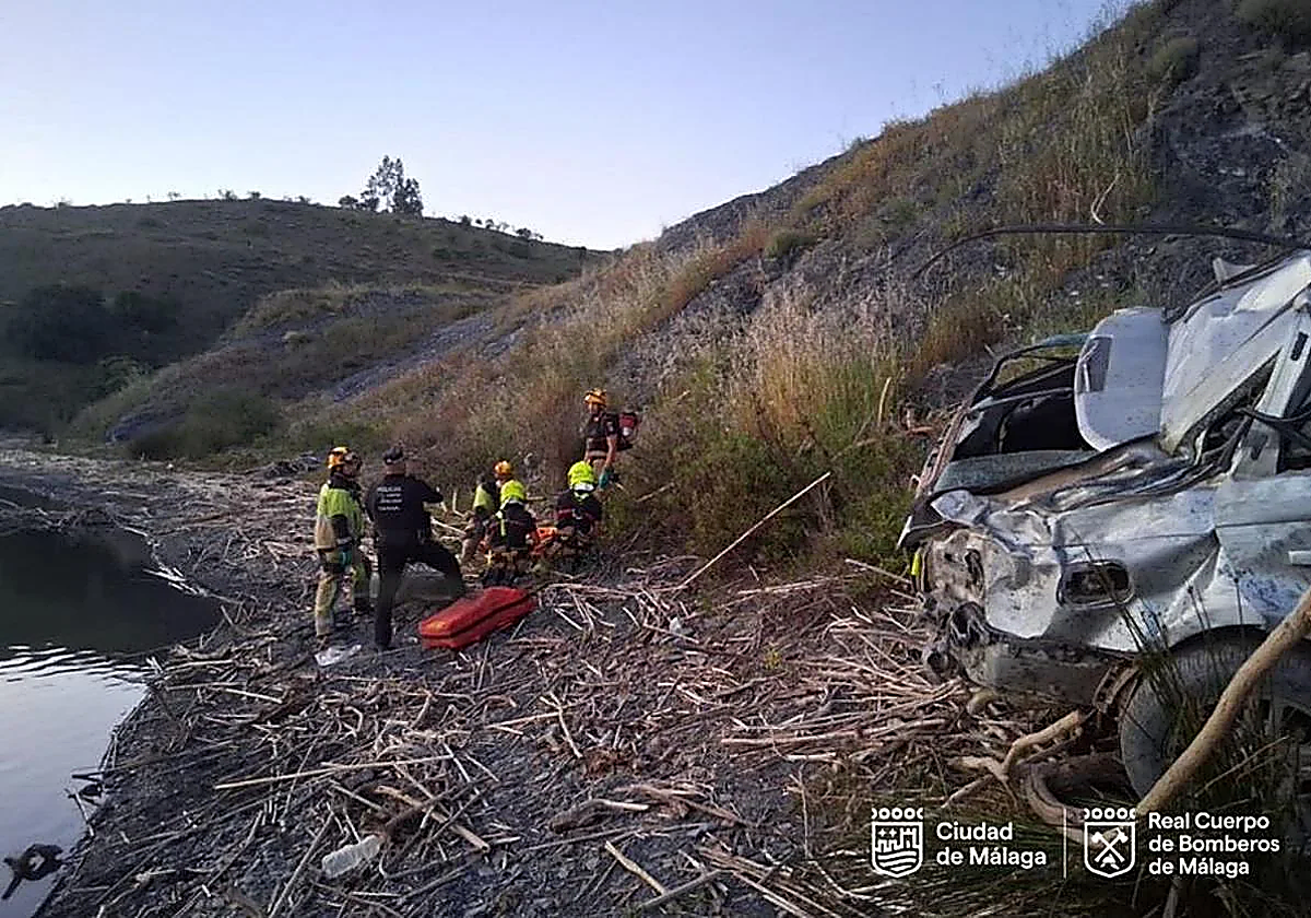 Malaga 112: man dead and child in hospital after car falls on dam shore