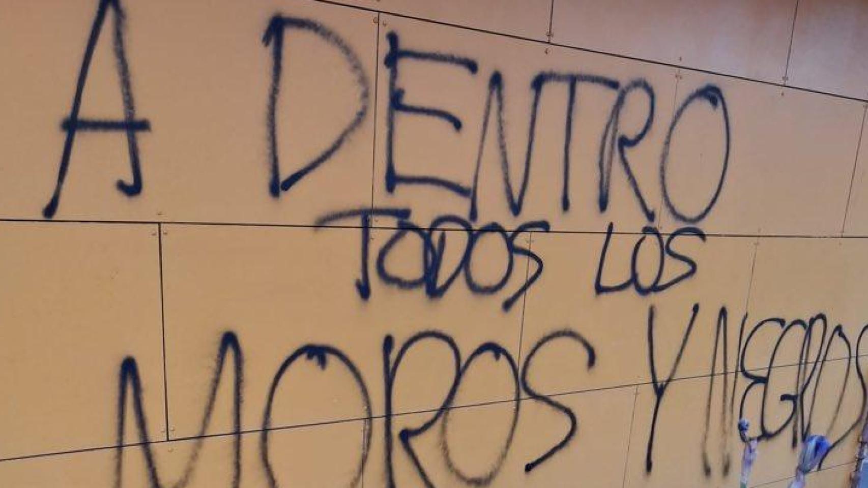 “Adentro todos los moros y negros”: vandalizada la sede del PSOE en Salamanca contra la regularización de inmigrantes