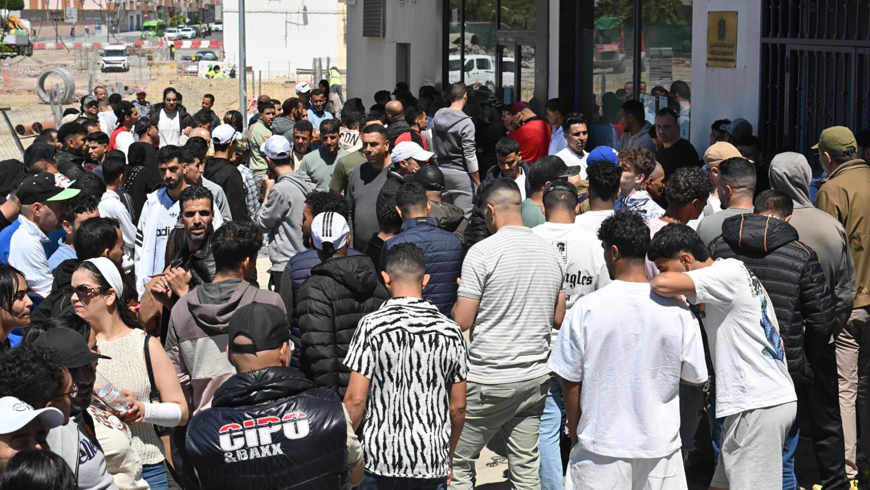 La regularización de Sánchez desata el caos en consulados de Marruecos: colas kilométricas para el certificado de penales