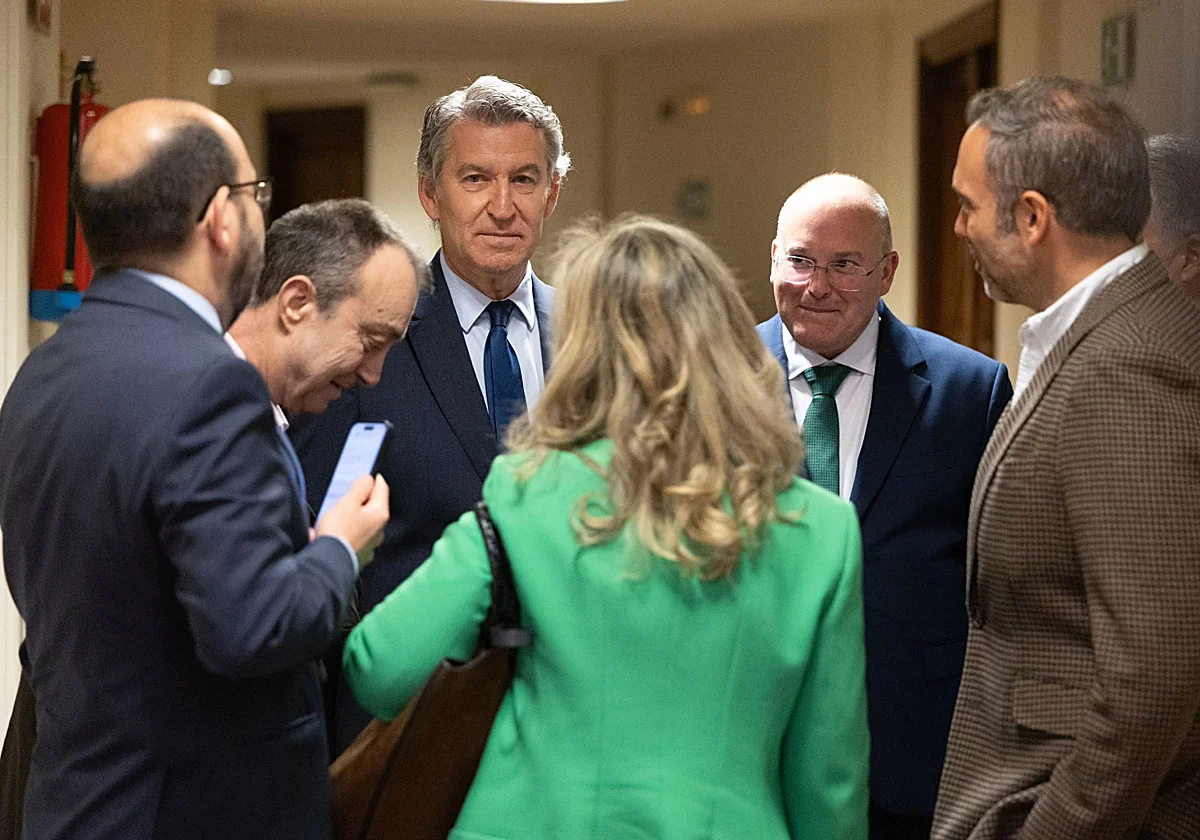 Feijóo considera «un disparate» la regularización «a granel» de inmigrantes