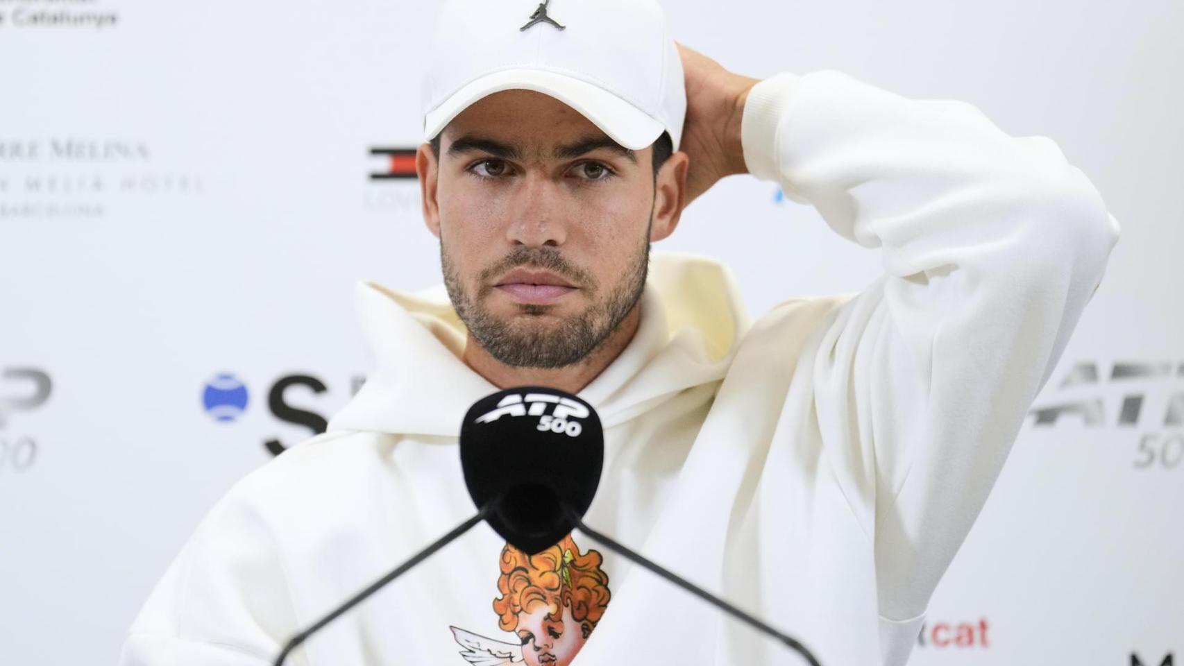 Alcaraz se retira del Godó por culpa de sus molestias en la muñeca: "Es una lesión más seria de lo que imaginábamos"