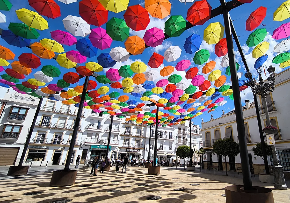 Torrox recupera su imagen más fotografiada con el regreso de las sombrillas de colores al casco histórico