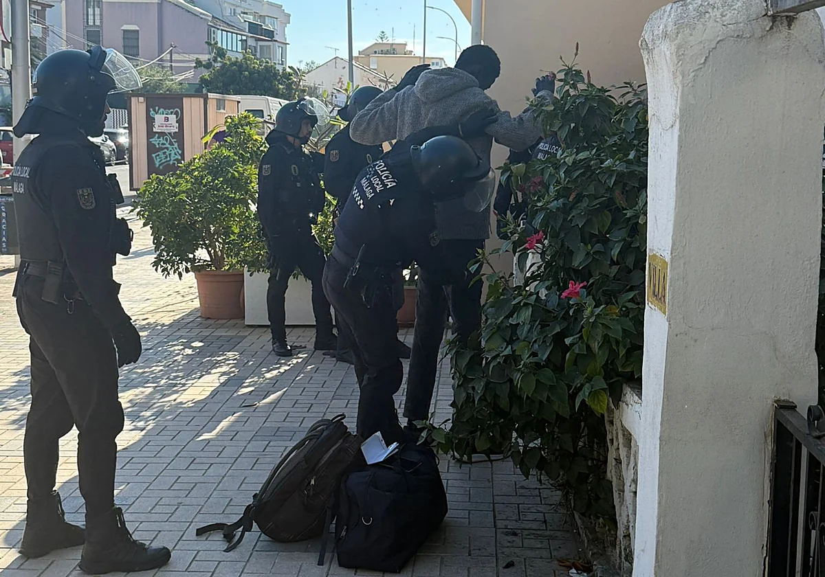 Desalojan a varios okupas de una casa en Pedregalejo por riesgo de derrumbe