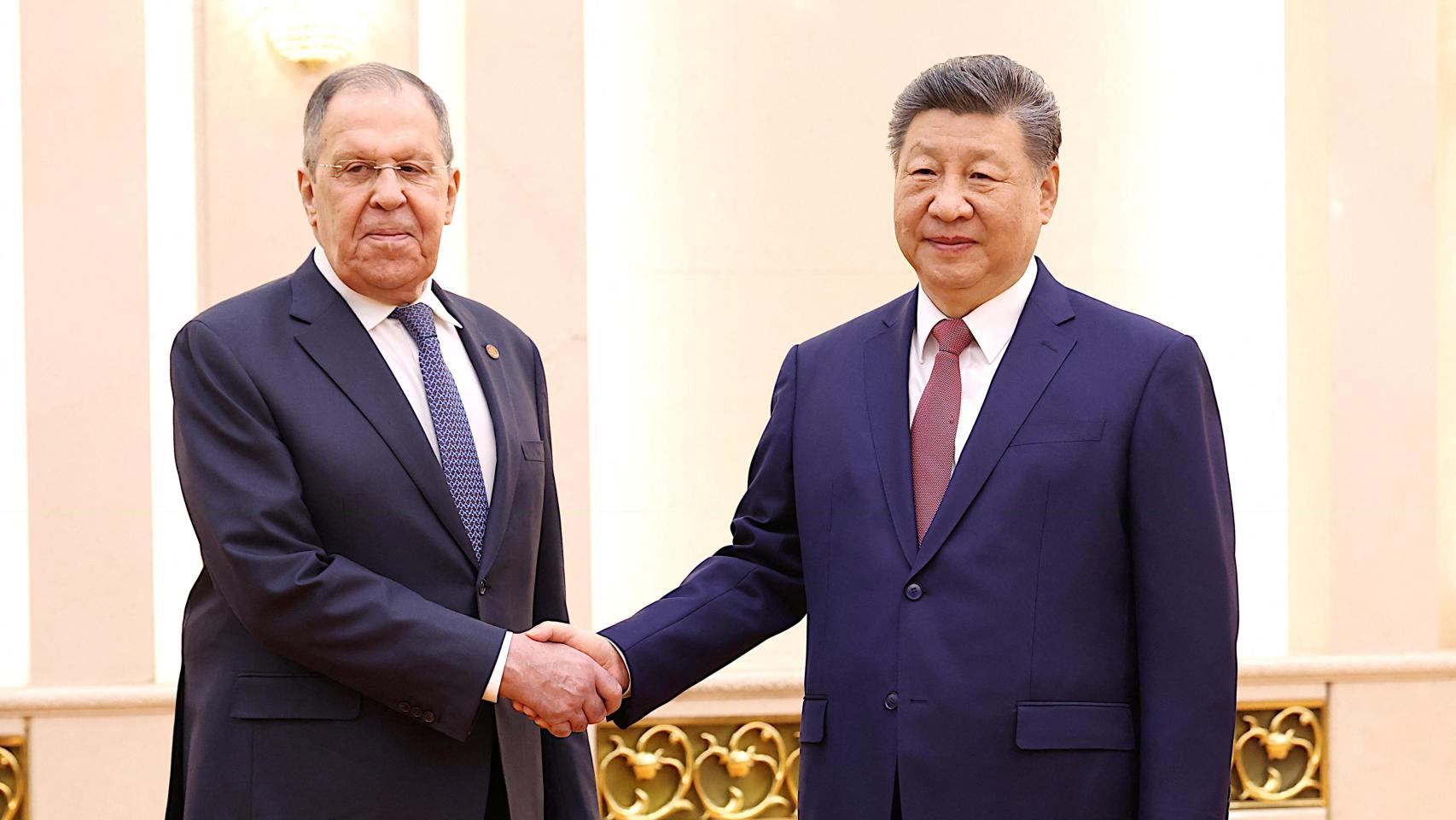 Xi recibe a Lavrov con Sánchez aún en Pekín y ambos subrayan la importancia de sus lazos "para la población mundial"