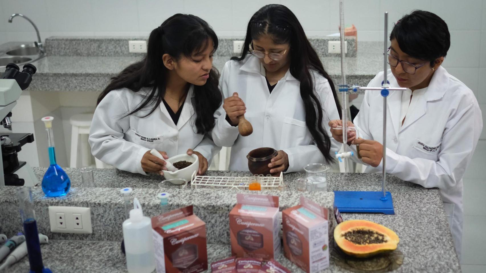 Tres estudiantes bolivianas avanzan en el desarrollo de un anticonceptivo masculino reversible a partir de papaya