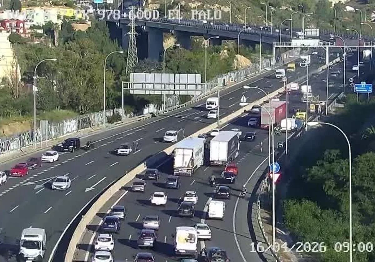 Un alcance entre un coche y una moto dificulta el acceso a Málaga desde El Palo