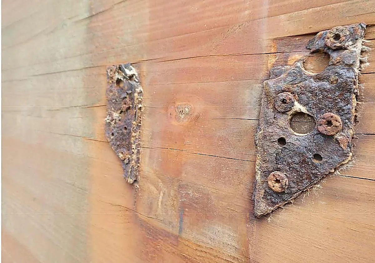 El perito concluye que la pasarela de Santander colapsó por un fallo de los herrajes, que estaban corroídos