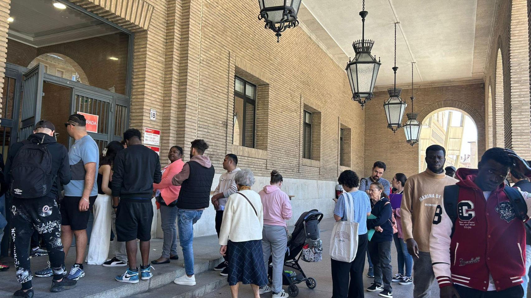 Larguísimas filas en Zaragoza por la regularización masiva de inmigrantes: "No cabe más gente dentro"