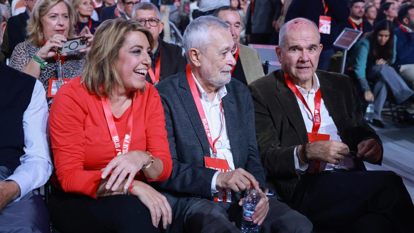 Montero reúne a la vieja guardia socialista, incluidos Chaves y Griñán, en un acto en el bastión de Dos Hermanas