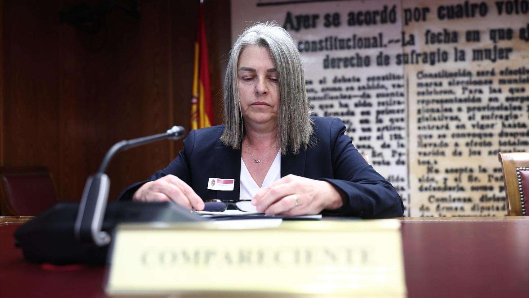 El show de la mujer de Cerdán en el Senado: se dedica a jugar con el móvil y pide que no la llamen 'La Paqui' por "clasista"