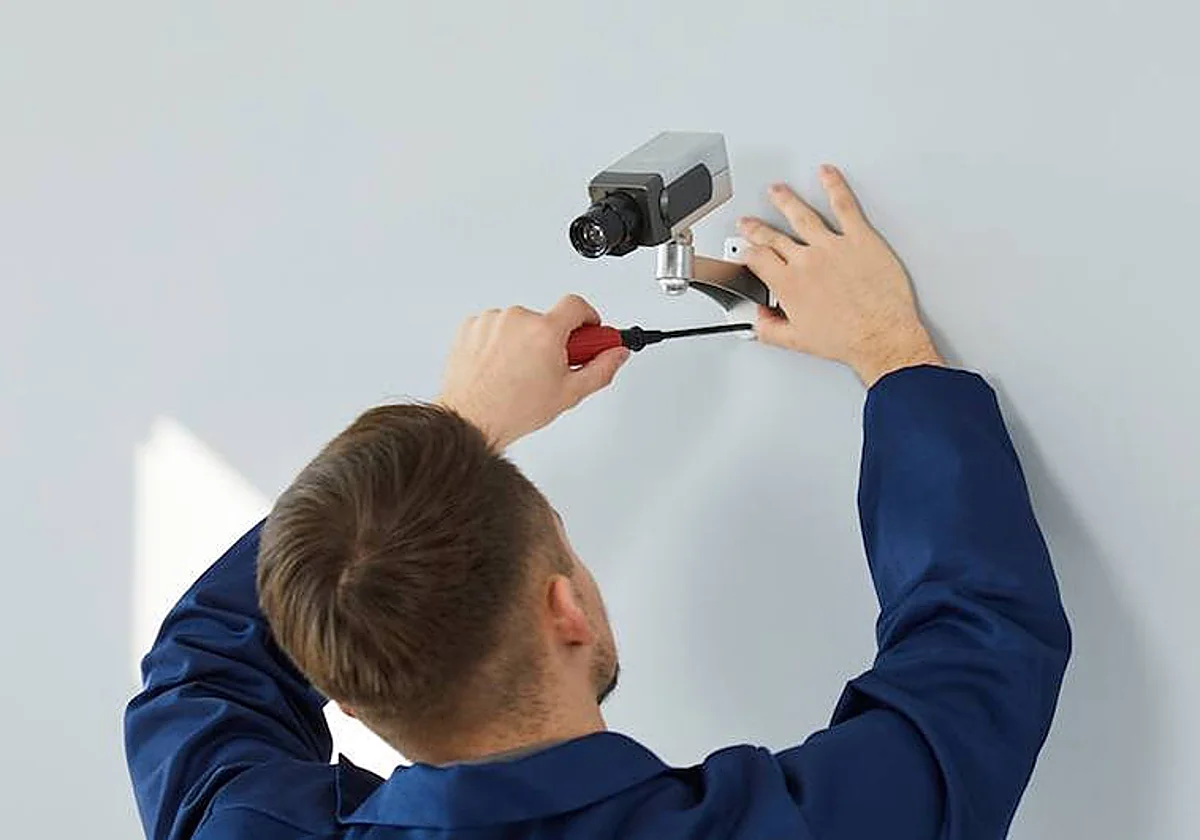 Protección de Datos multa a una clínica dental de Vélez-Málaga por exceso de control laboral: 11 cámaras en despachos, pasillos y consultas