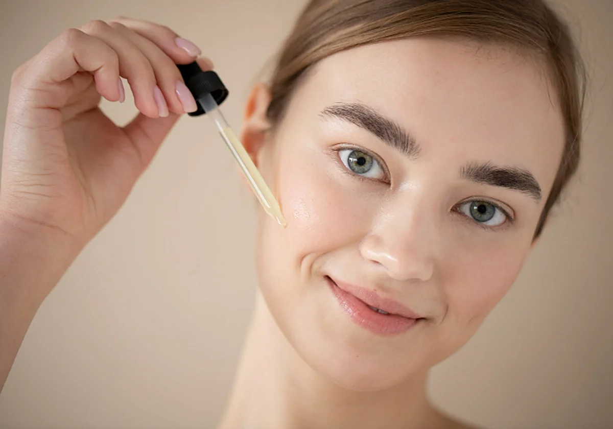 El sérum facial orgánico con vitamina C y ácido hialurónico puro que ilumina y corrige manchas