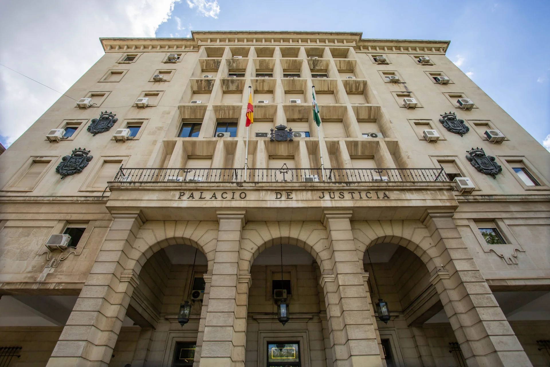 Condenan a hasta quince años de prisión a tres hombres por violar en grupo a una menor en Sevilla