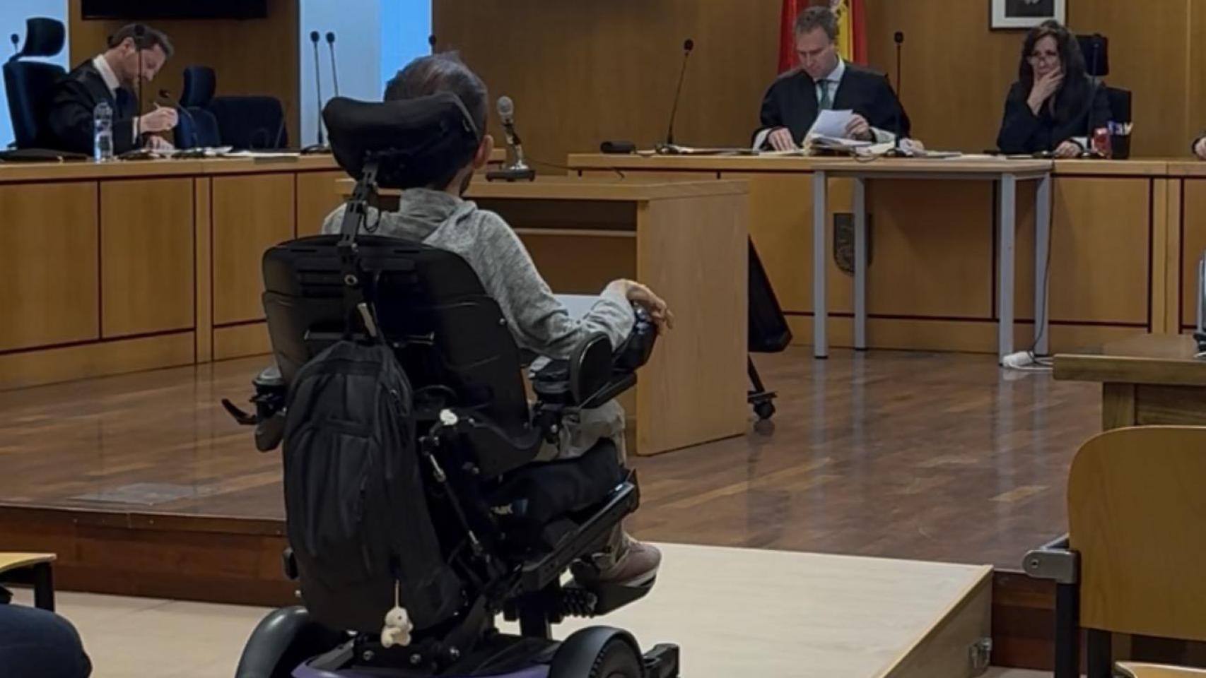 Echenique, absuelto: su tuit "irónico" que instó a deportar sacerdotes por ser pederastas no incita al odio