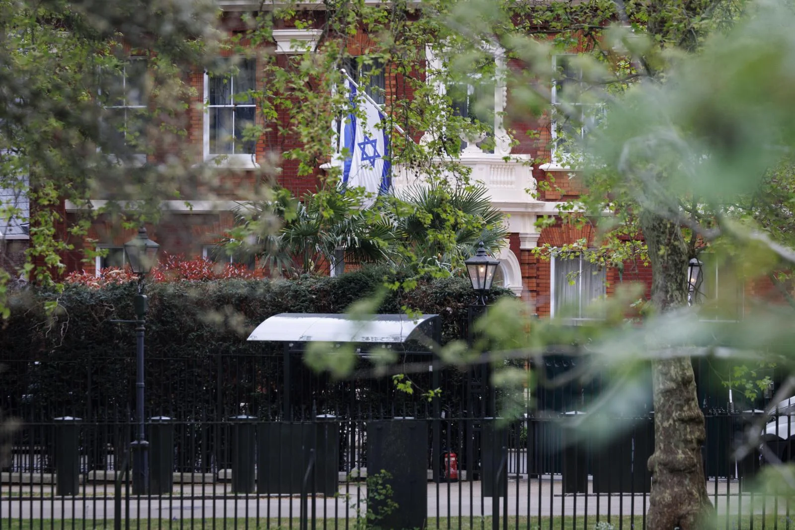 La Policía cierra un parque de Londres tras una amenaza de ataque biológico a la embajada de Israel
