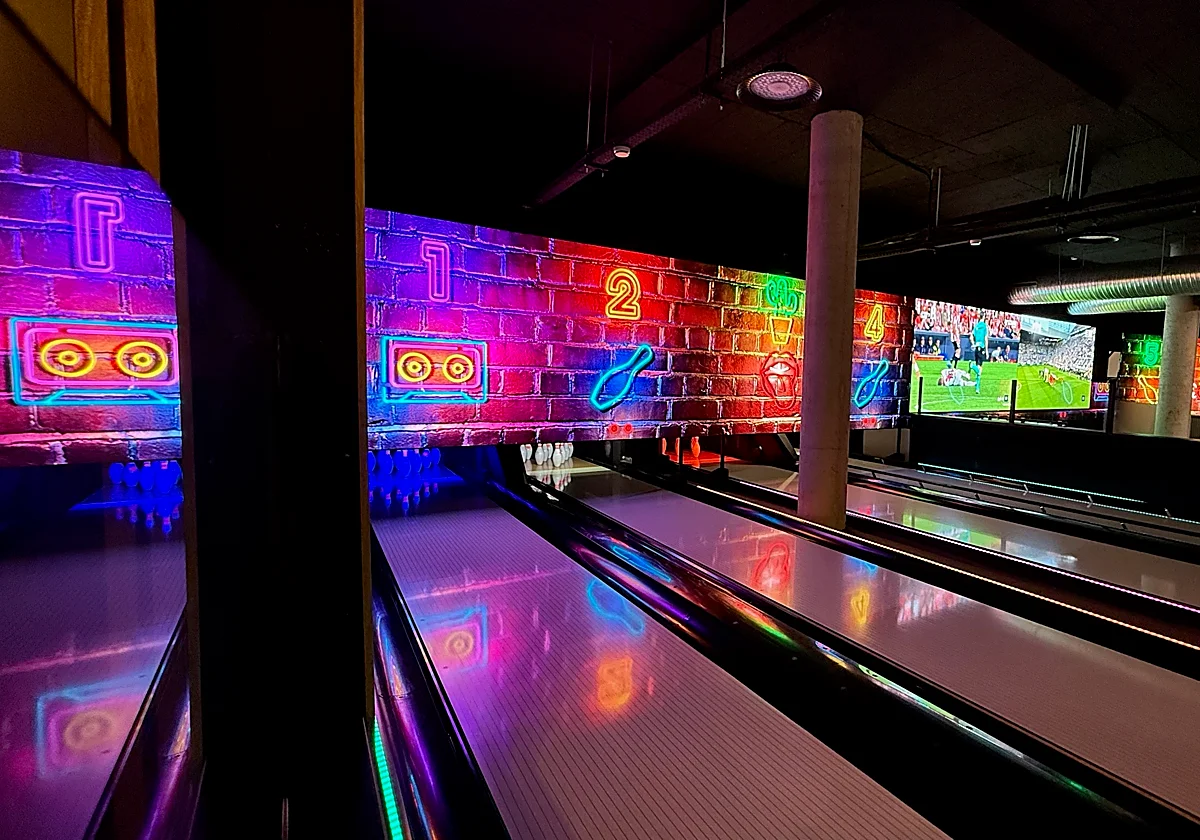 Marbella suma un centro de ocio con doce pistas de bolos, área de juegos y sports bar