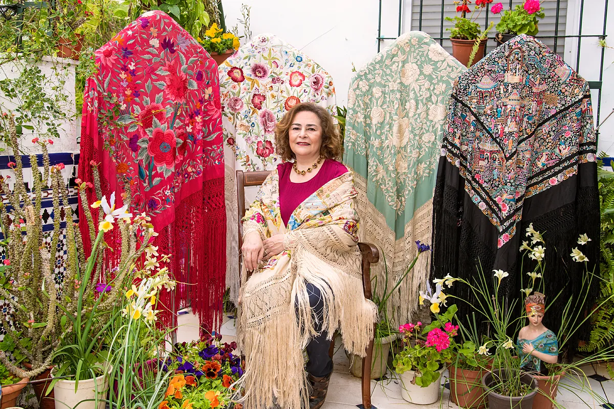 La artesanía en extinción de los mantones de Manila de Cindy Crawford o la Casa Real