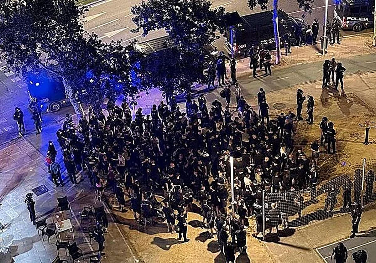 La Policía evita una pelea entre ultras en el centro de Sevilla antes de la final de Copa