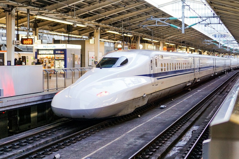 Japón juega en otra liga de trenes: está renovando su tren bala con ventanas con 5G y cabinas con cancelación de ruido