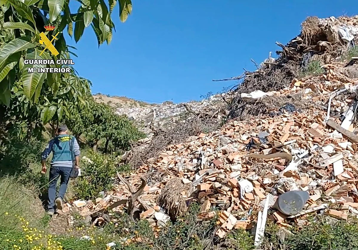 Investigan a 12 personas por verter 167.000 toneladas de residuos ilegales en la Axarquía