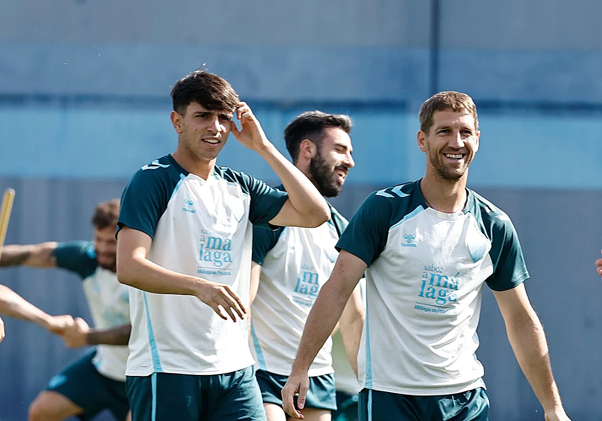 El Málaga viaja este domingo a Almería y lo hará con la única novedad de Izan Merino