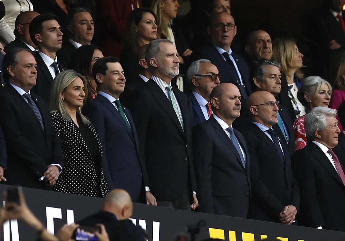 Pitos y aplausos al himno de España