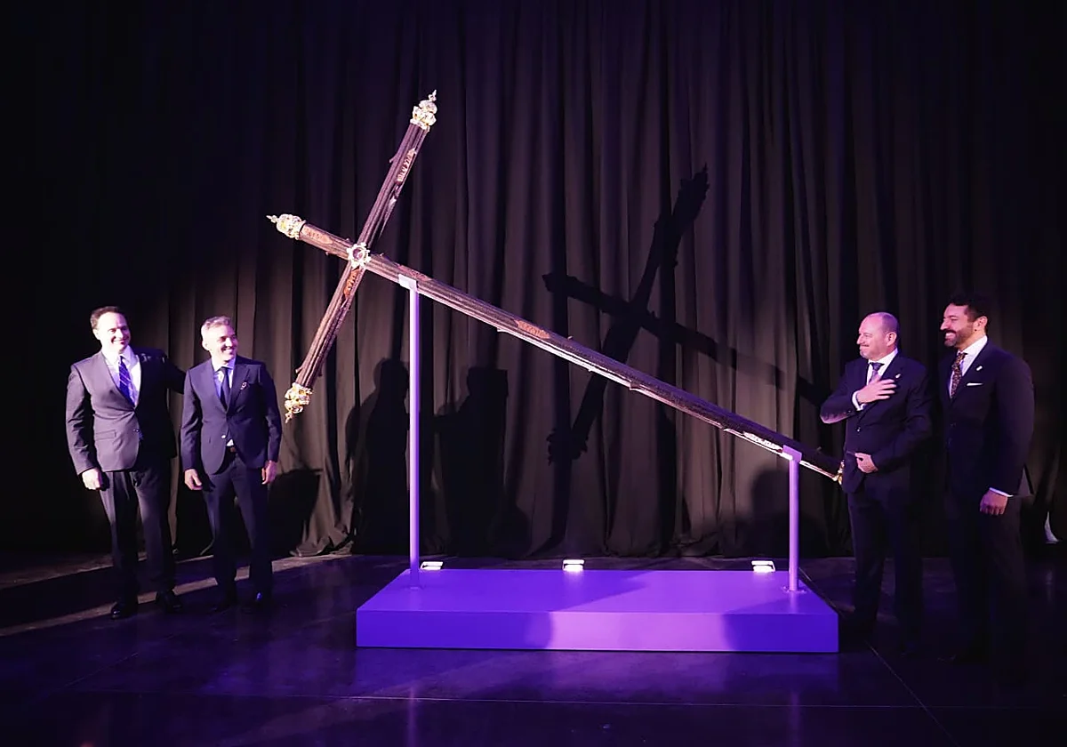 La Cofradía del Rocío presenta la 'cruz del mundo' y el cartel del 50.º aniversario del Señor de los Pasos