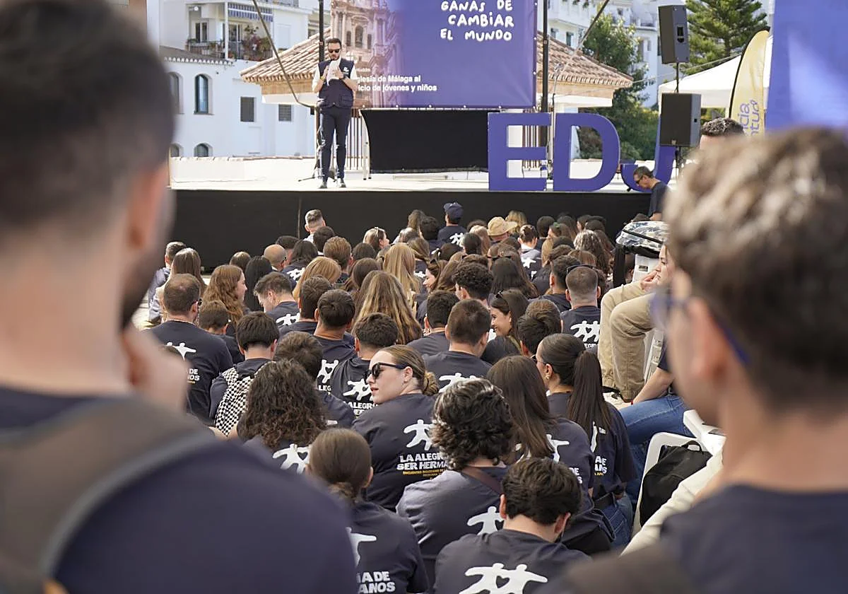 Cerca de 500 jóvenes toman las calles de Frigiliana para celebrar la Pascua