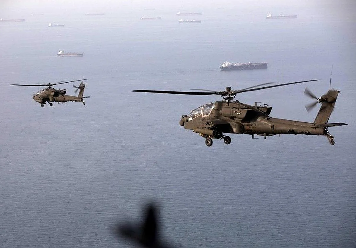 Helicópteros de combate Apache de EE UU sobrevuelan Ormuz