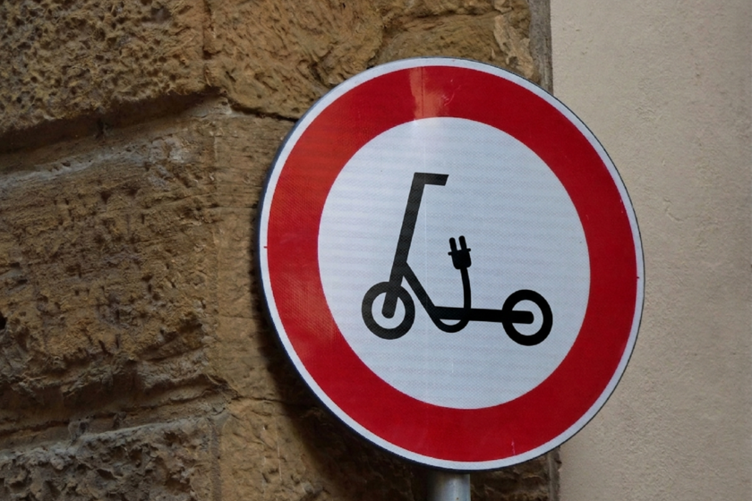 La DGT tiene una nueva señal para prohibir patinetes en cualquier calle: Gijón ya está estudiando en instalarla