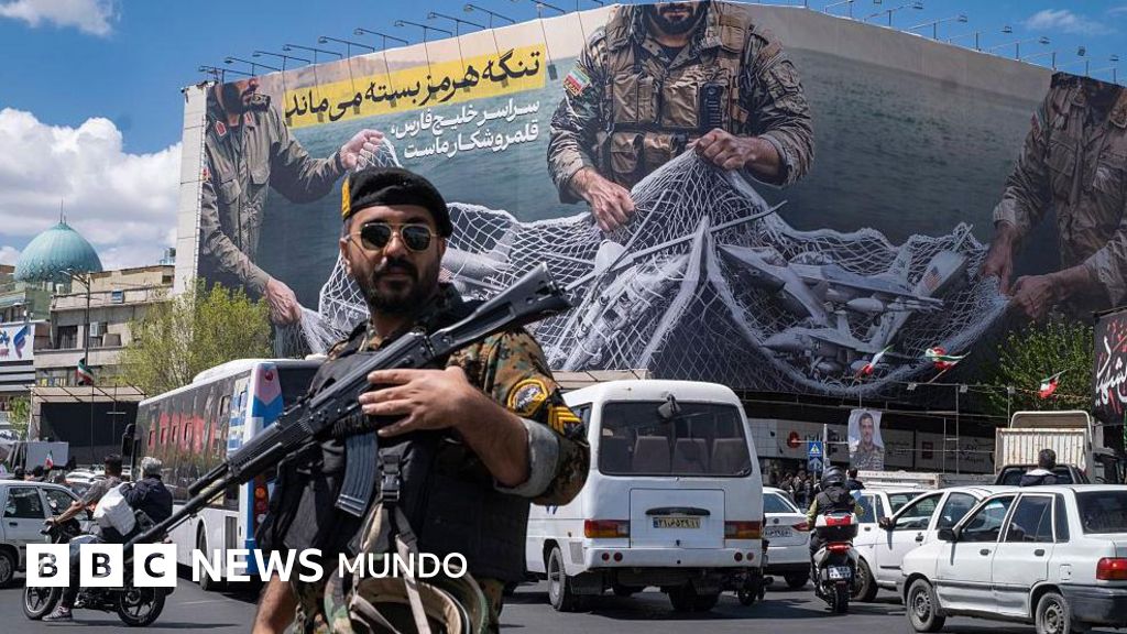 Irán vuelve a cerrar el estrecho de Ormuz tras acusar a EE.UU. de cometer actos de "piratería" con su bloqueo naval