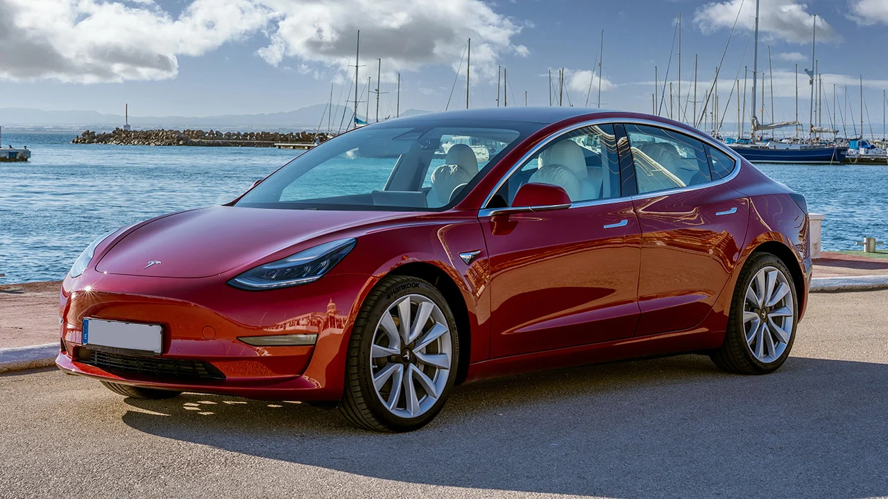 Tesla deja tirados a millones de clientes con un "ten paciencia": el escándalo del FSD que llega a España este verano