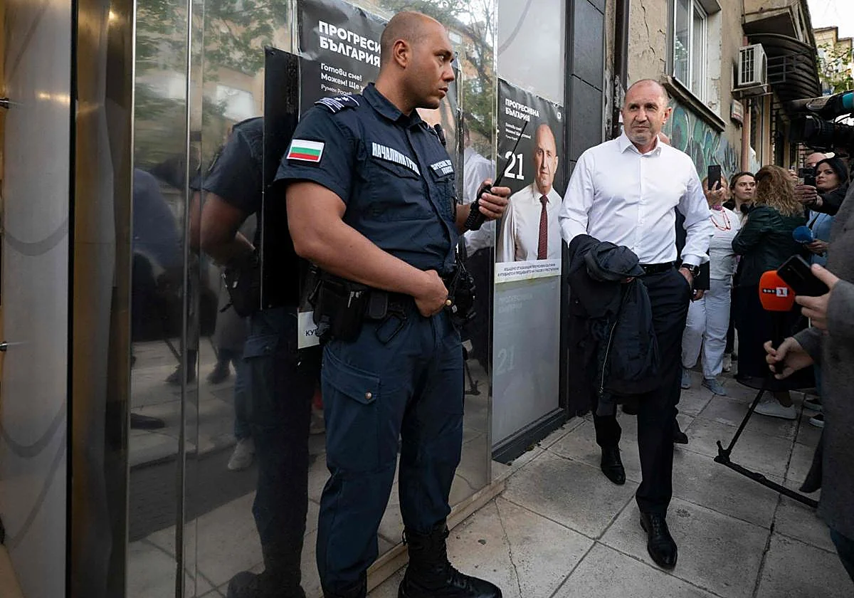 El exgeneral prorruso Rumen Radev cobra ventaja en las elecciones de Bulgaria