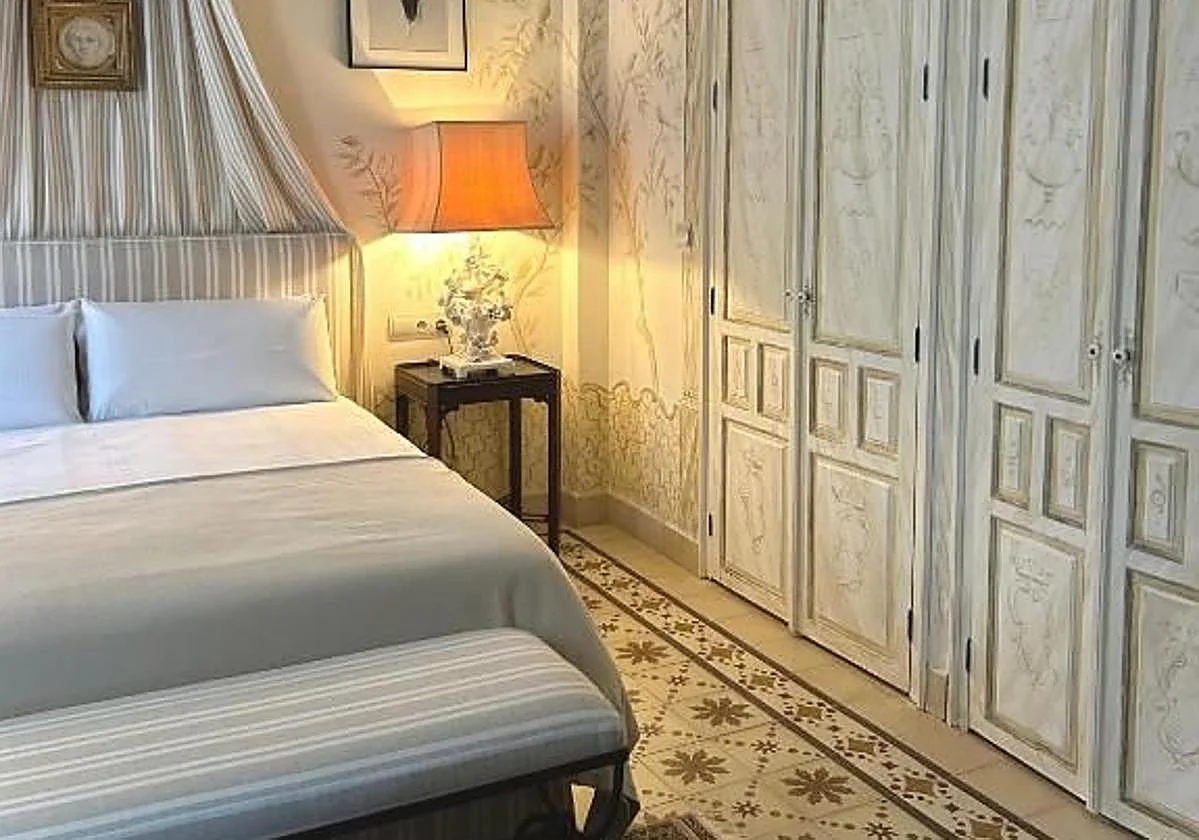 El alojamiento exclusivo de Cuevas Bajas: tiene ama de llaves y una colección de arte sorprendente