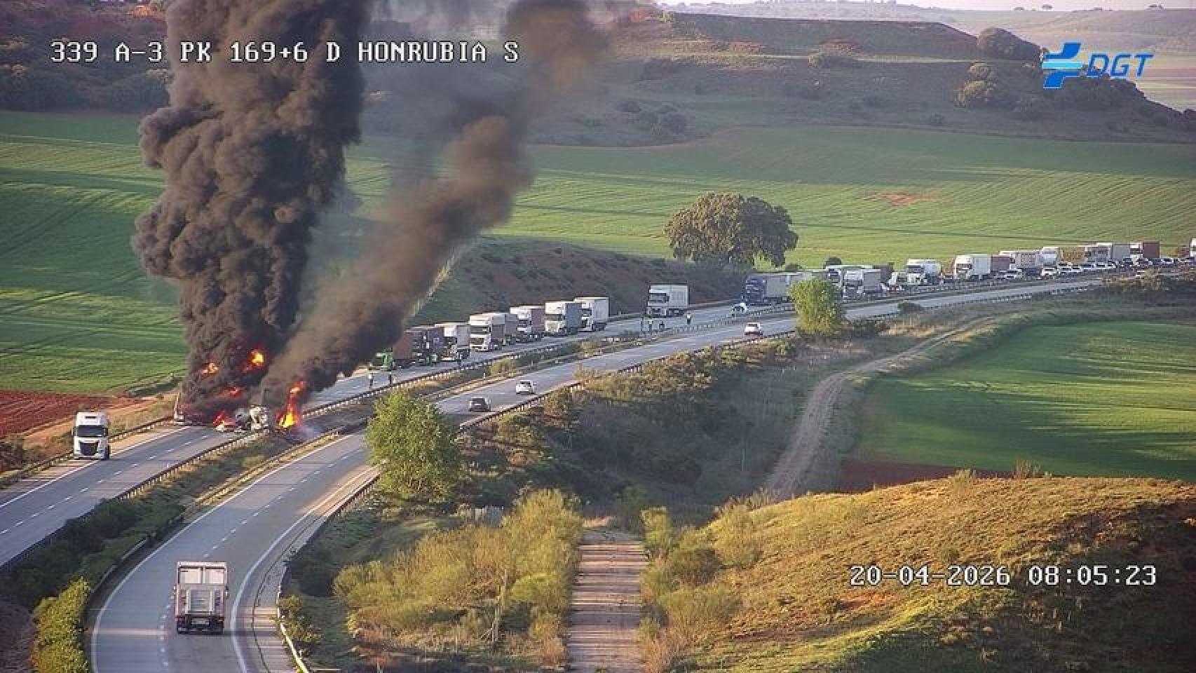 Cortada la autovía A-3 sentido Madrid en Honrubia (Cuenca) por el incendio de dos camiones