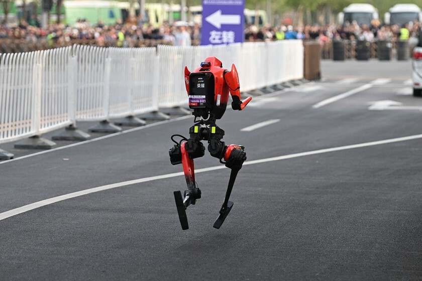 El año pasado casi ningún robot terminó la media maratón de Pekín. Este año uno ha batido el récord mundial humano por siete minutos
