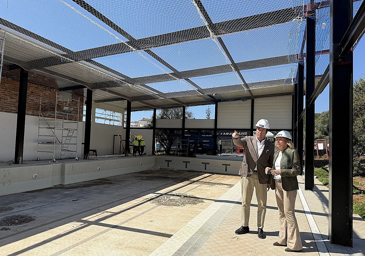 Marbella ultima el cerramiento integral de la piscina de Las Chapas