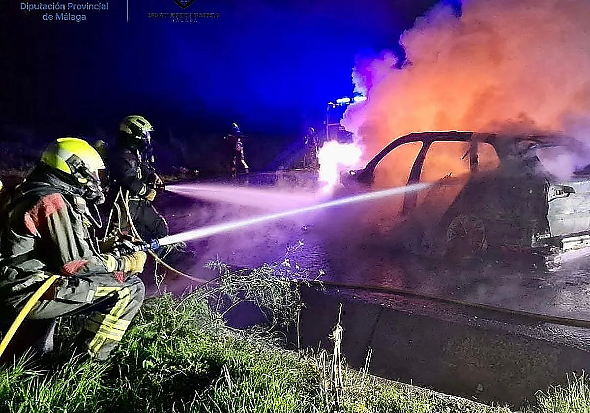 Malaga 112: seven vehicles burn in early morning fire
