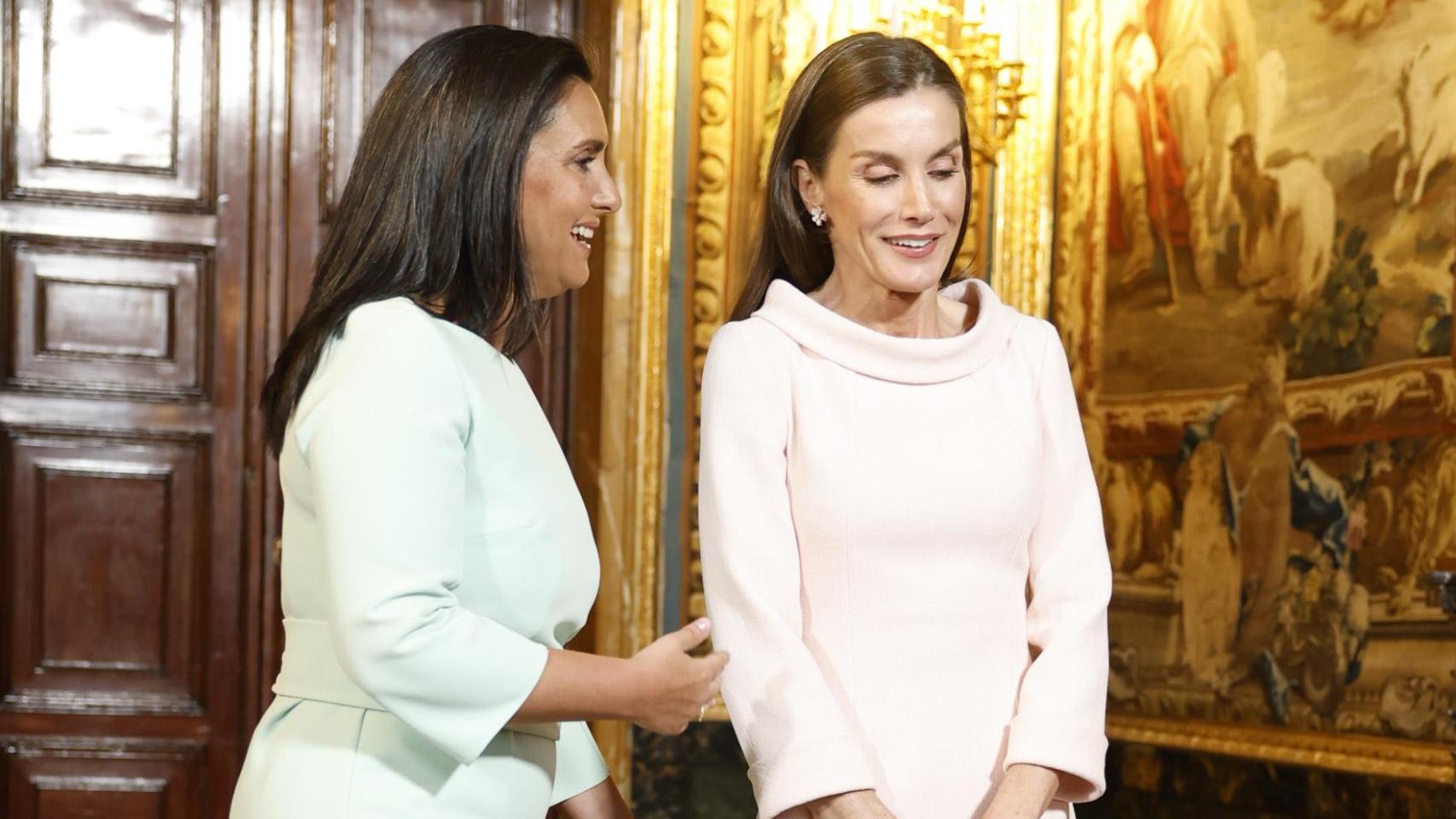 El 'dulce' encuentro entre la reina Letizia y Margarida Maldonado: complicidad y un estilo similar en tonos pastel