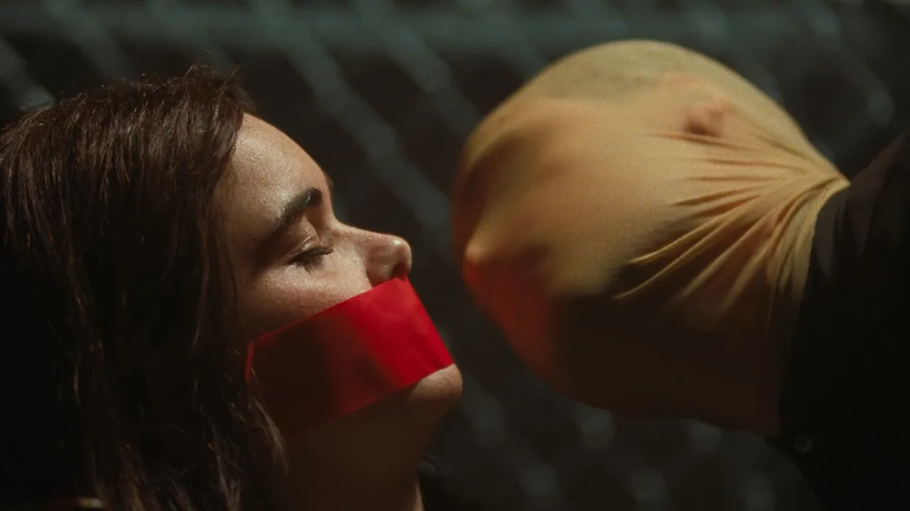 Lo más macabro de esta película de terror no es su violencia brutal, sino el retrato que hace de internet