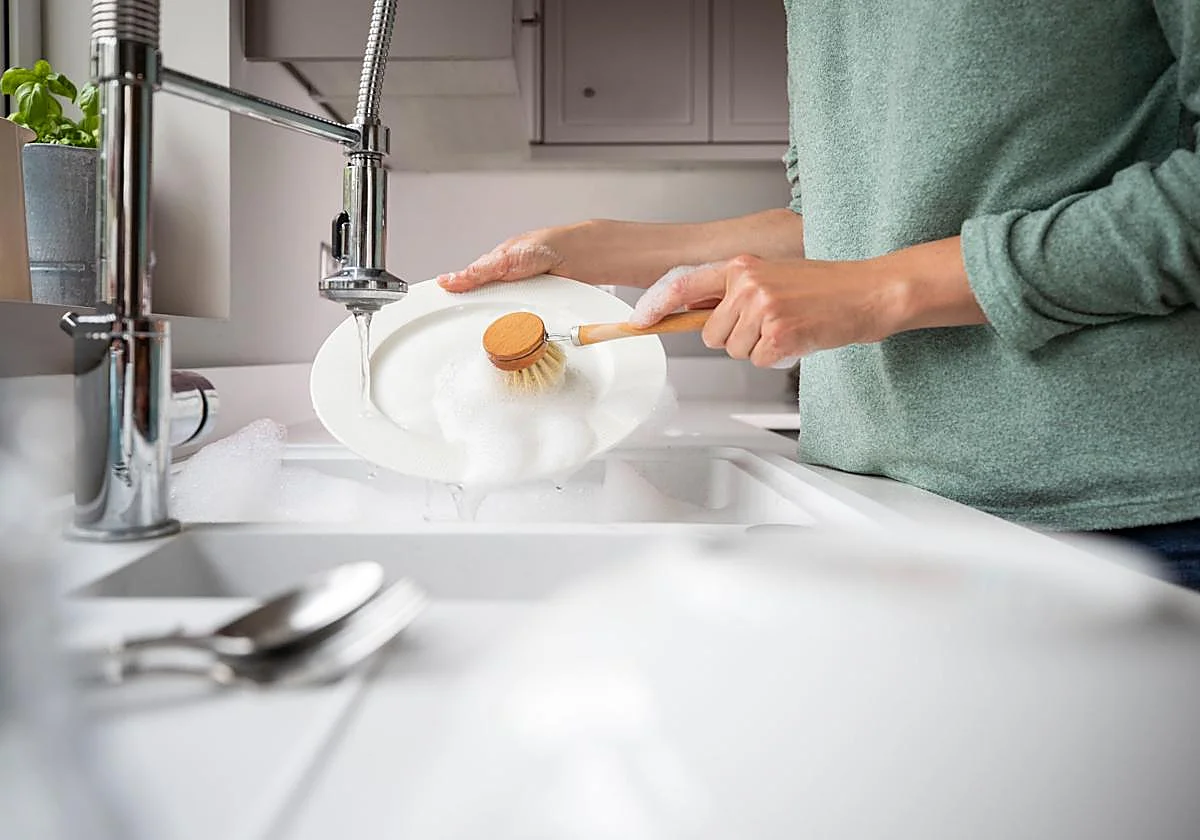 Which uses less energy, doing the dishes by hand or in a dishwasher?