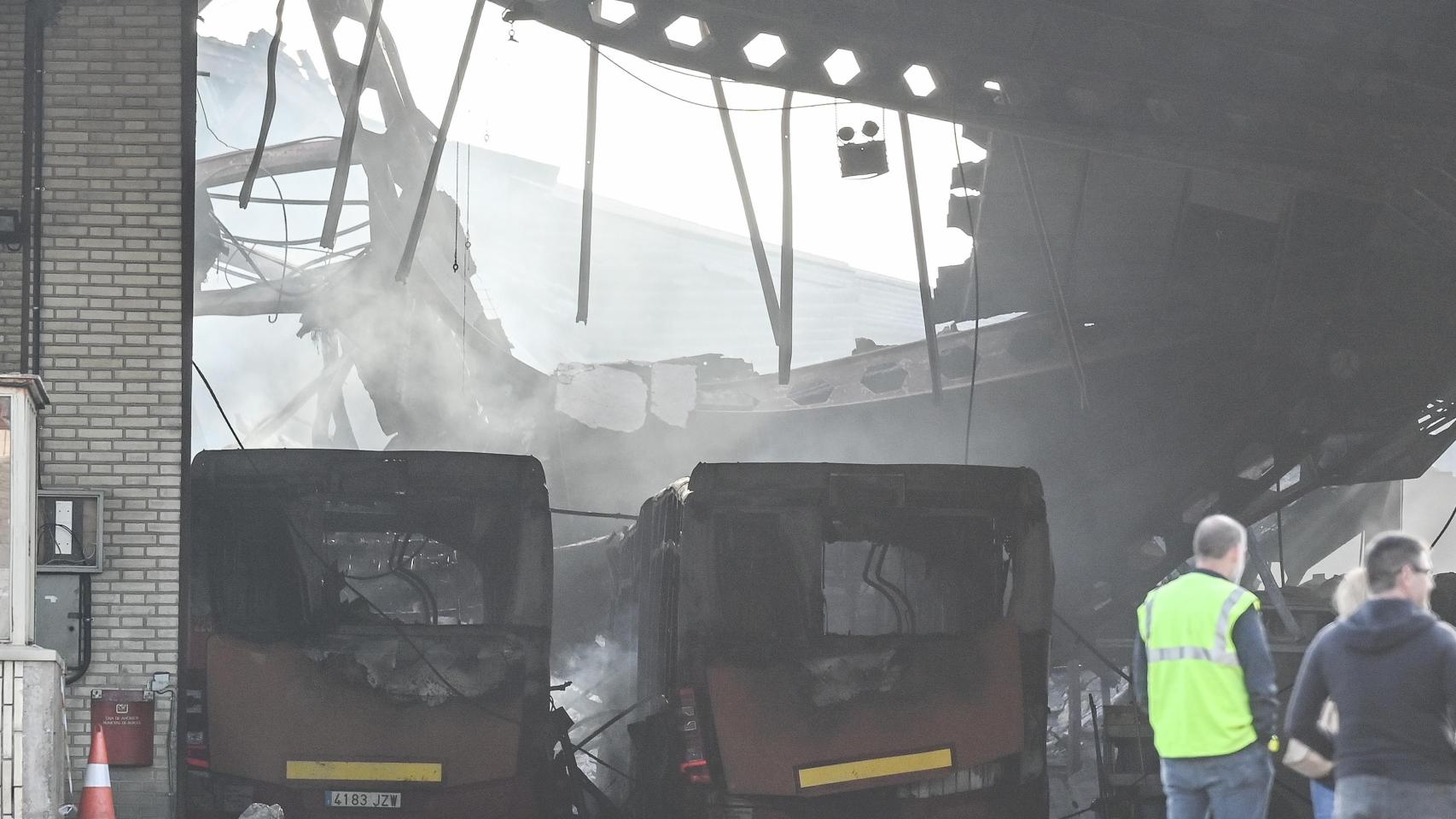 Infierno en las cocheras de Burgos: varios autobuses calcinados y un herido tras una madrugada de explosiones