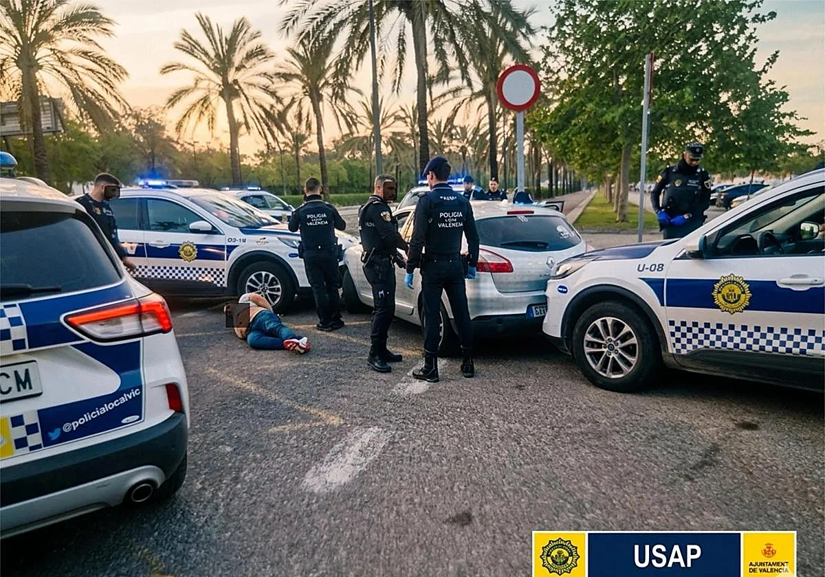 Detienen en Valencia a un taxista ilegal que triplicaba la tasa de alcohol y huyó con cuatro pasajeros